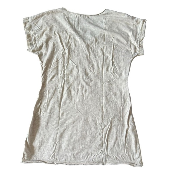 Seven7 Silver Graphic V-Neck Tee – Size Small
Lightweight gray tee - Picture 2 of 5